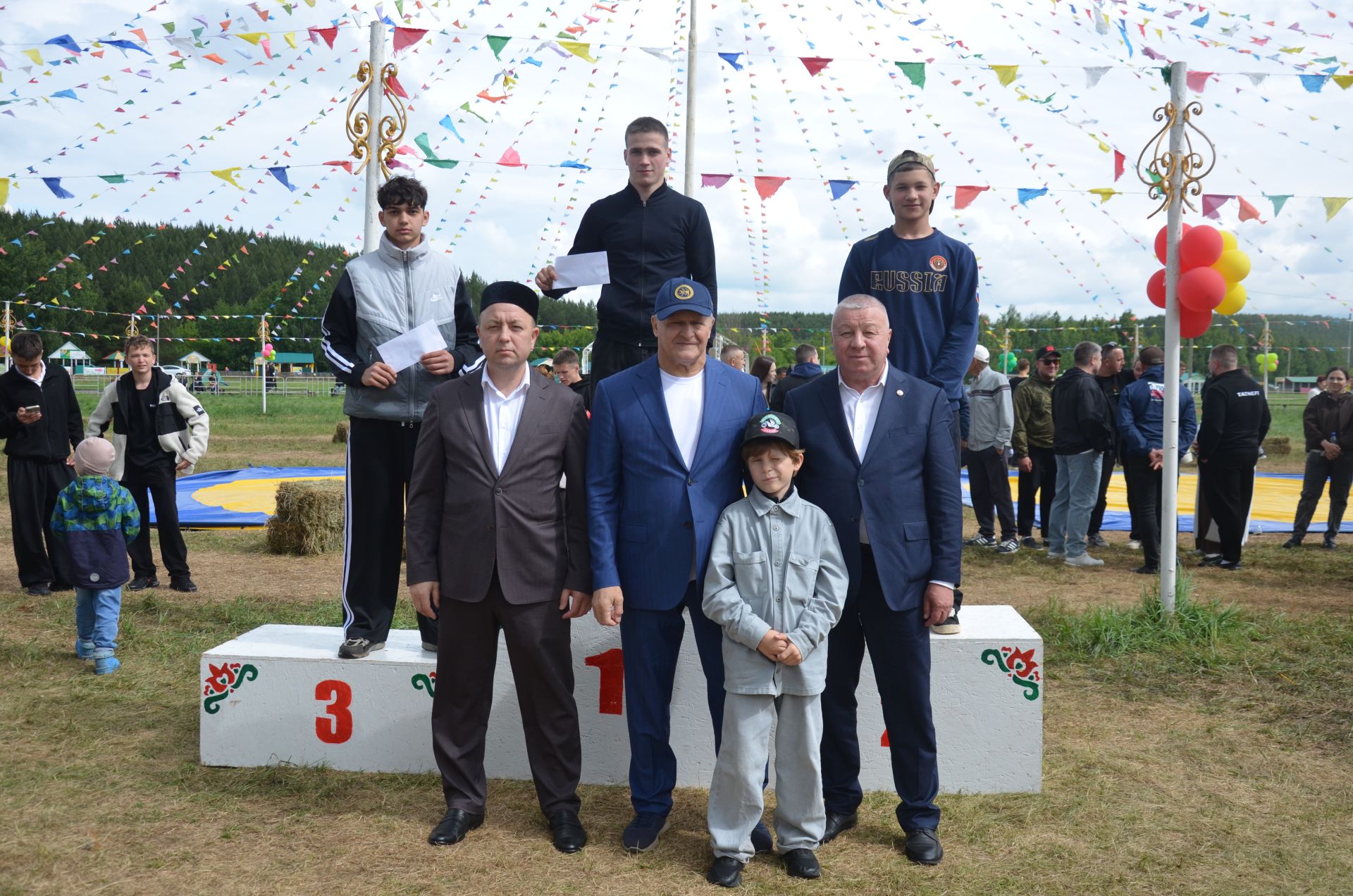 Дүсемнән Айнур Курбиев район Сабантуеның абсолют батыры булды