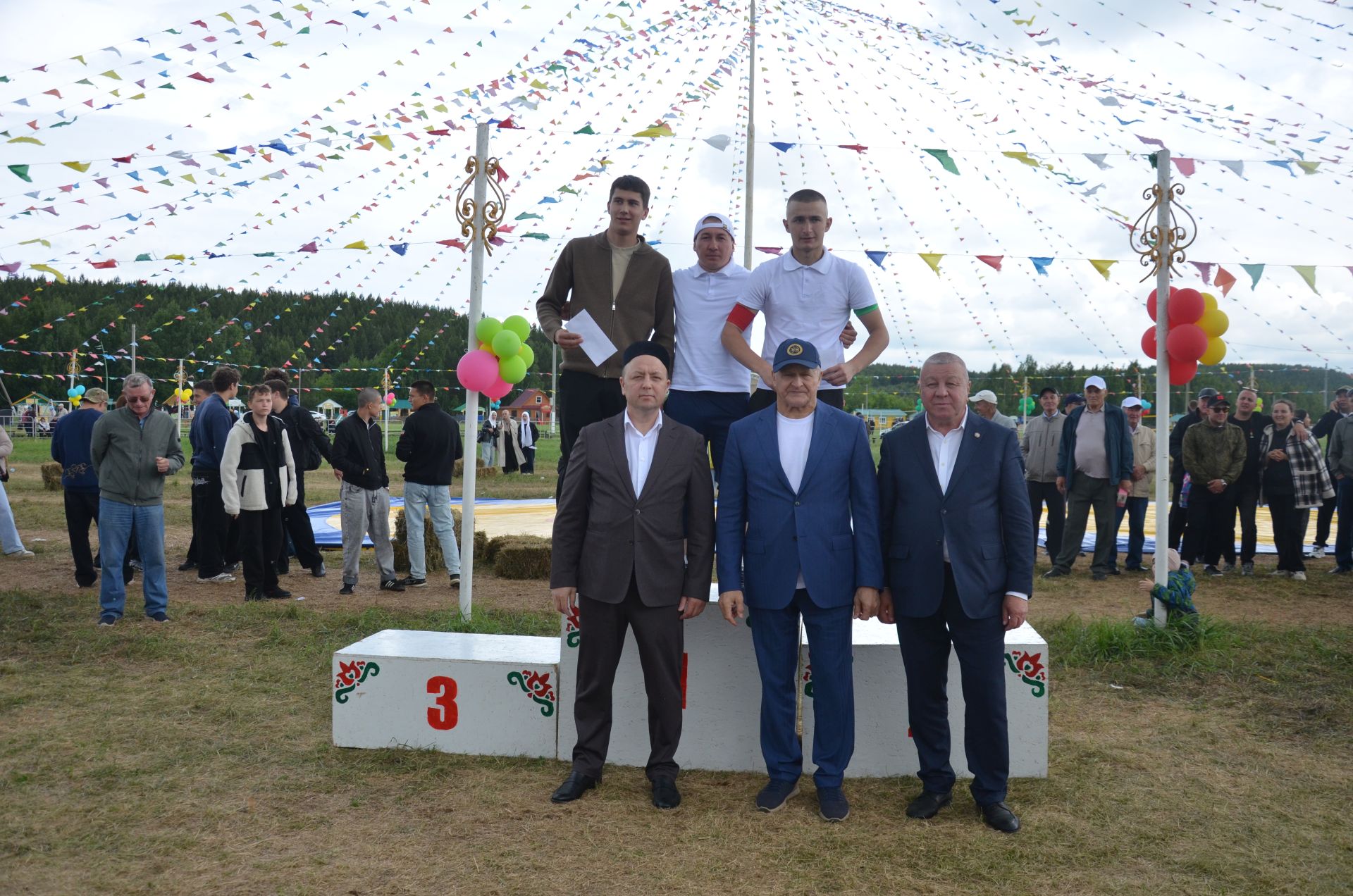 Дүсемнән Айнур Курбиев район Сабантуеның абсолют батыры булды