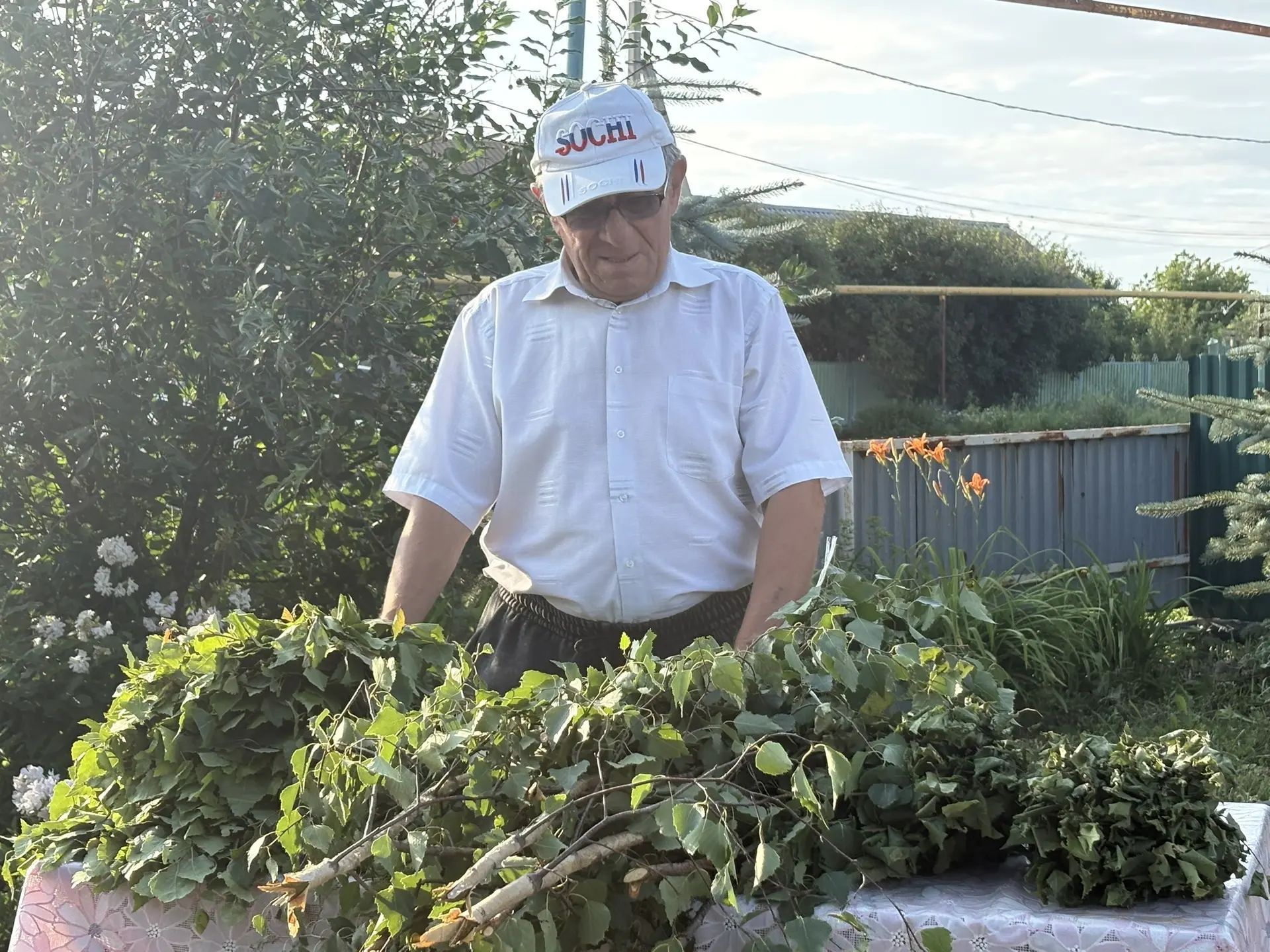 Ләшәү Тамакта каен себеркесе бәйләү буенча мастер-класс үтте