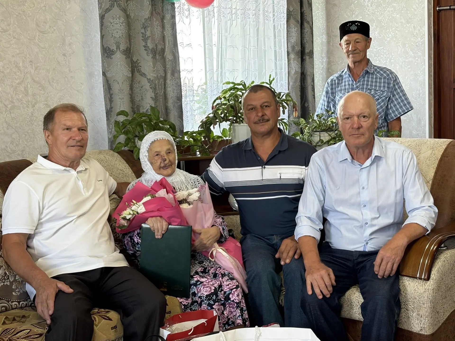 “Әнкәй исән чакта без бик бай”, - диделәр 103 яшен тутырган Нәфисә апаның уллары