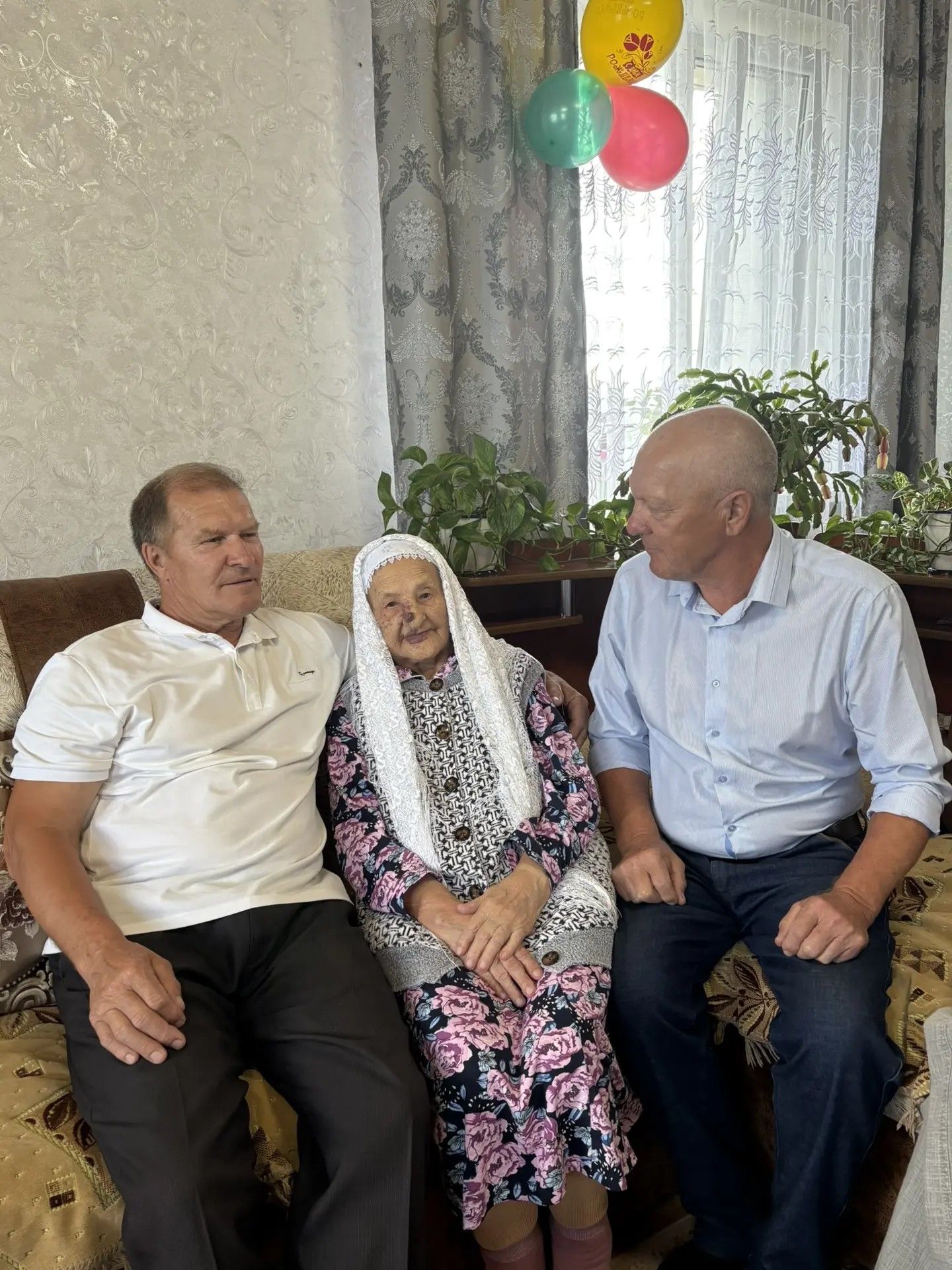 “Әнкәй исән чакта без бик бай”, - диделәр 103 яшен тутырган Нәфисә апаның уллары
