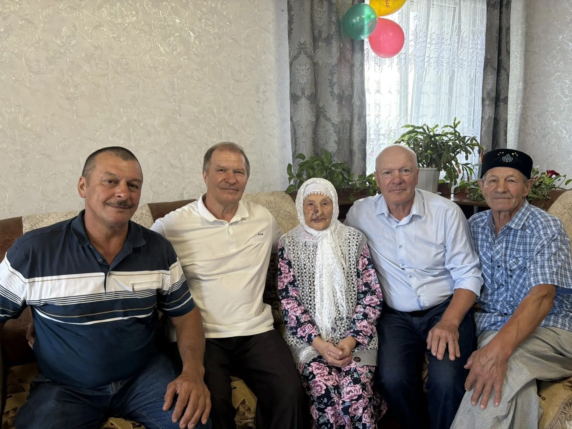 “Әнкәй исән чакта без бик бай”, - диделәр 103 яшен тутырган Нәфисә апаның уллары