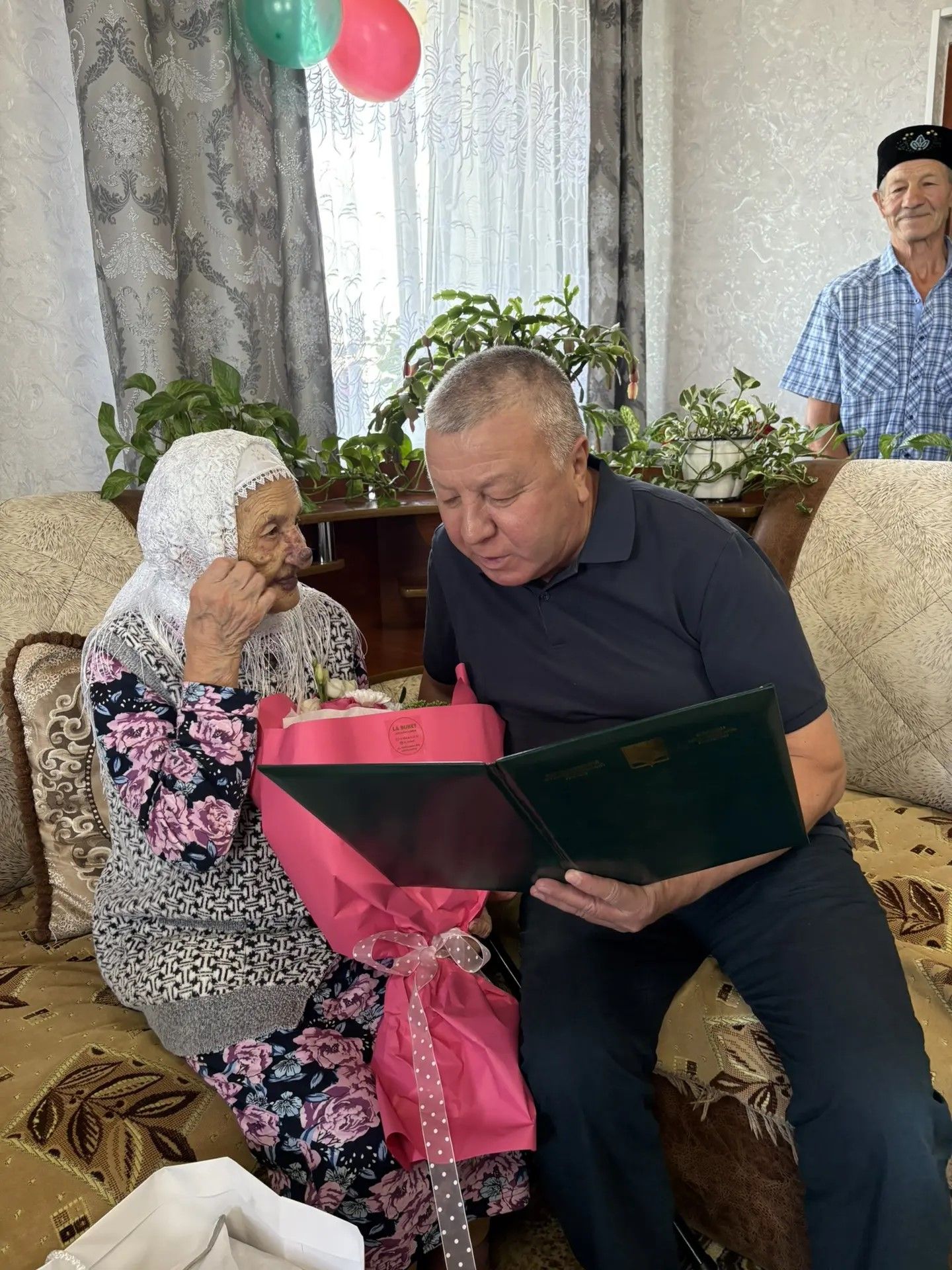 “Әнкәй исән чакта без бик бай”, - диделәр 103 яшен тутырган Нәфисә апаның уллары