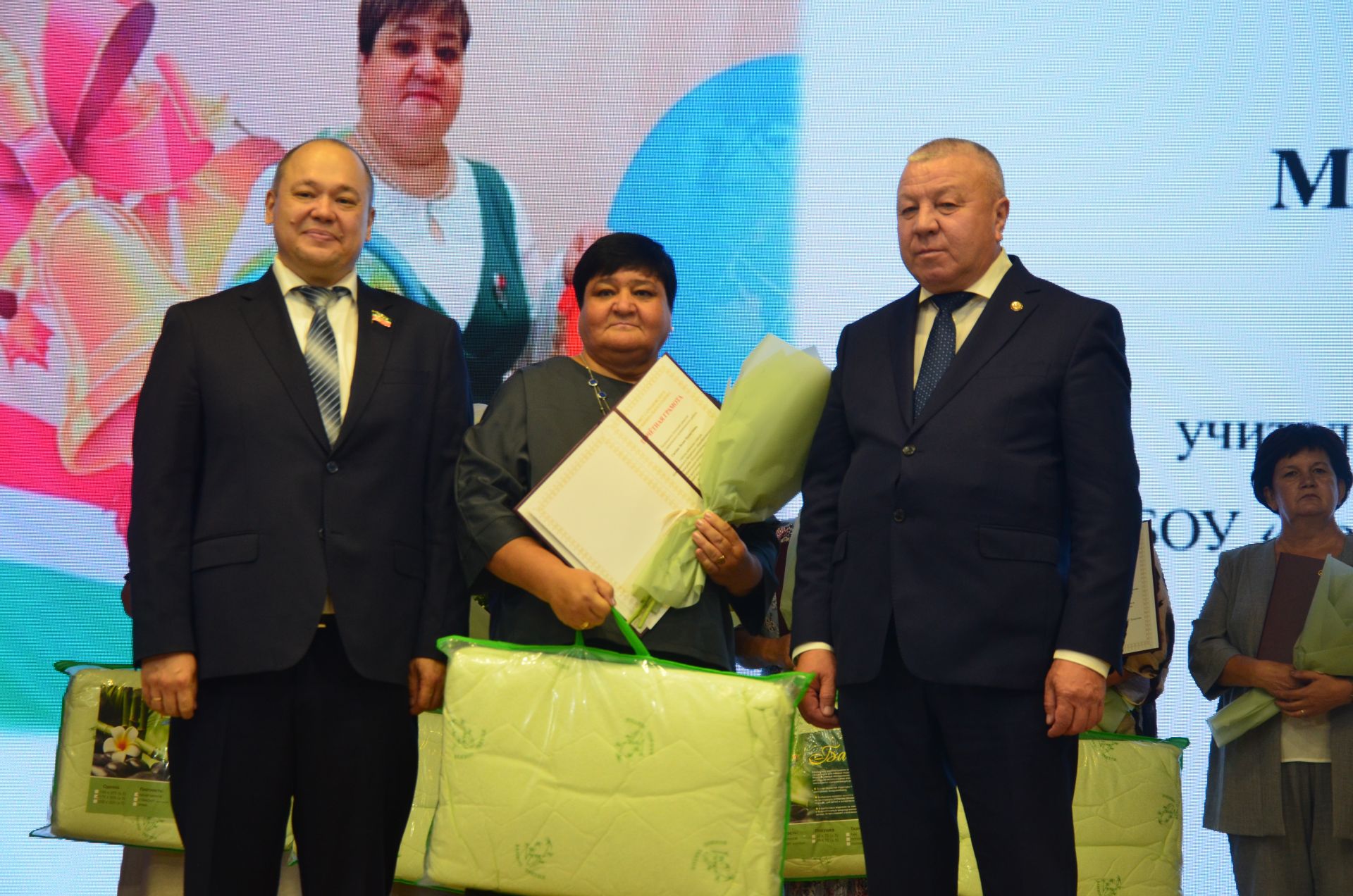Мәгариф хезмәткәрләре узган елга йомгак ясадылар, яңа уку елына бурычлар билгеләделәр