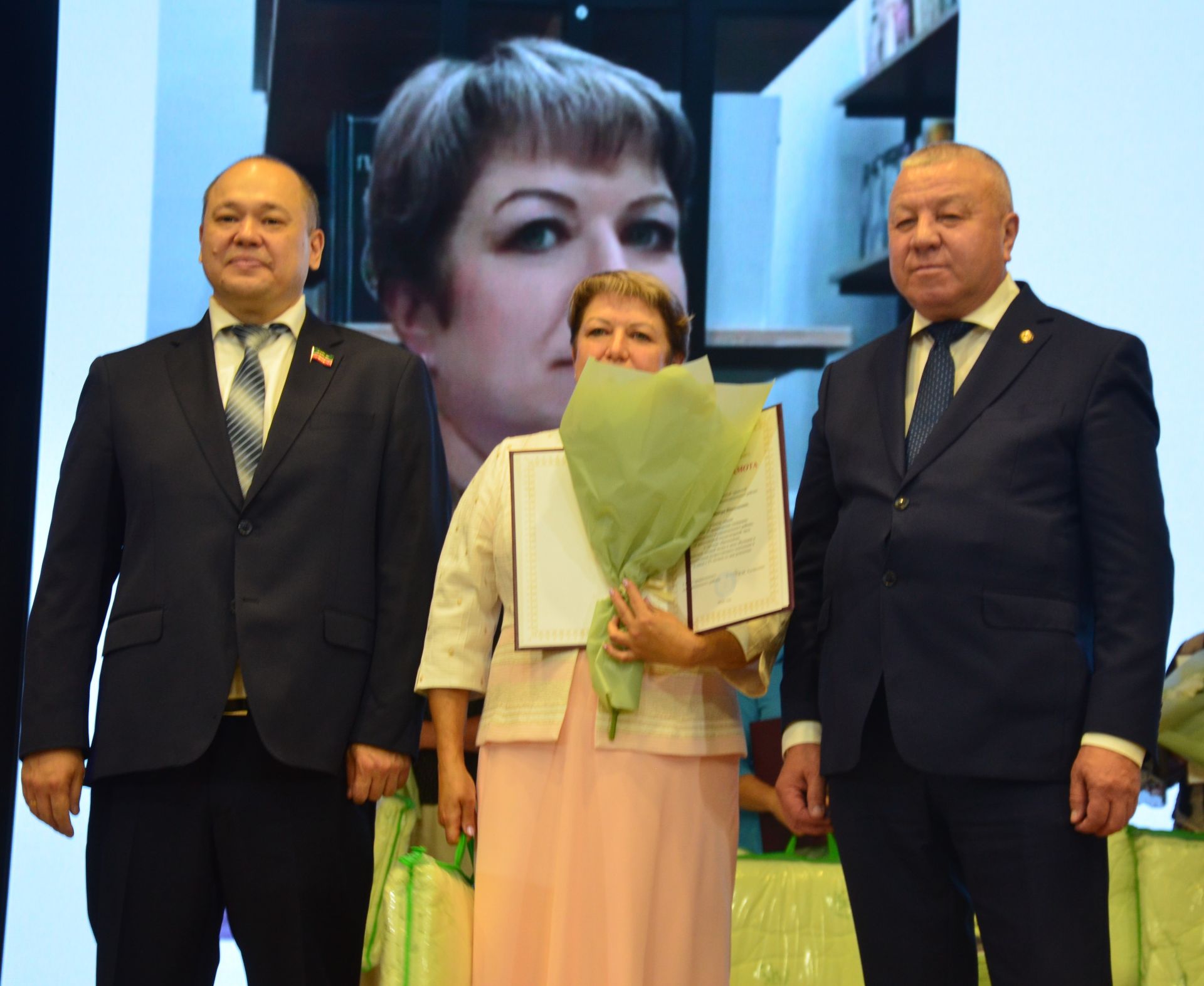 Мәгариф хезмәткәрләре узган елга йомгак ясадылар, яңа уку елына бурычлар билгеләделәр