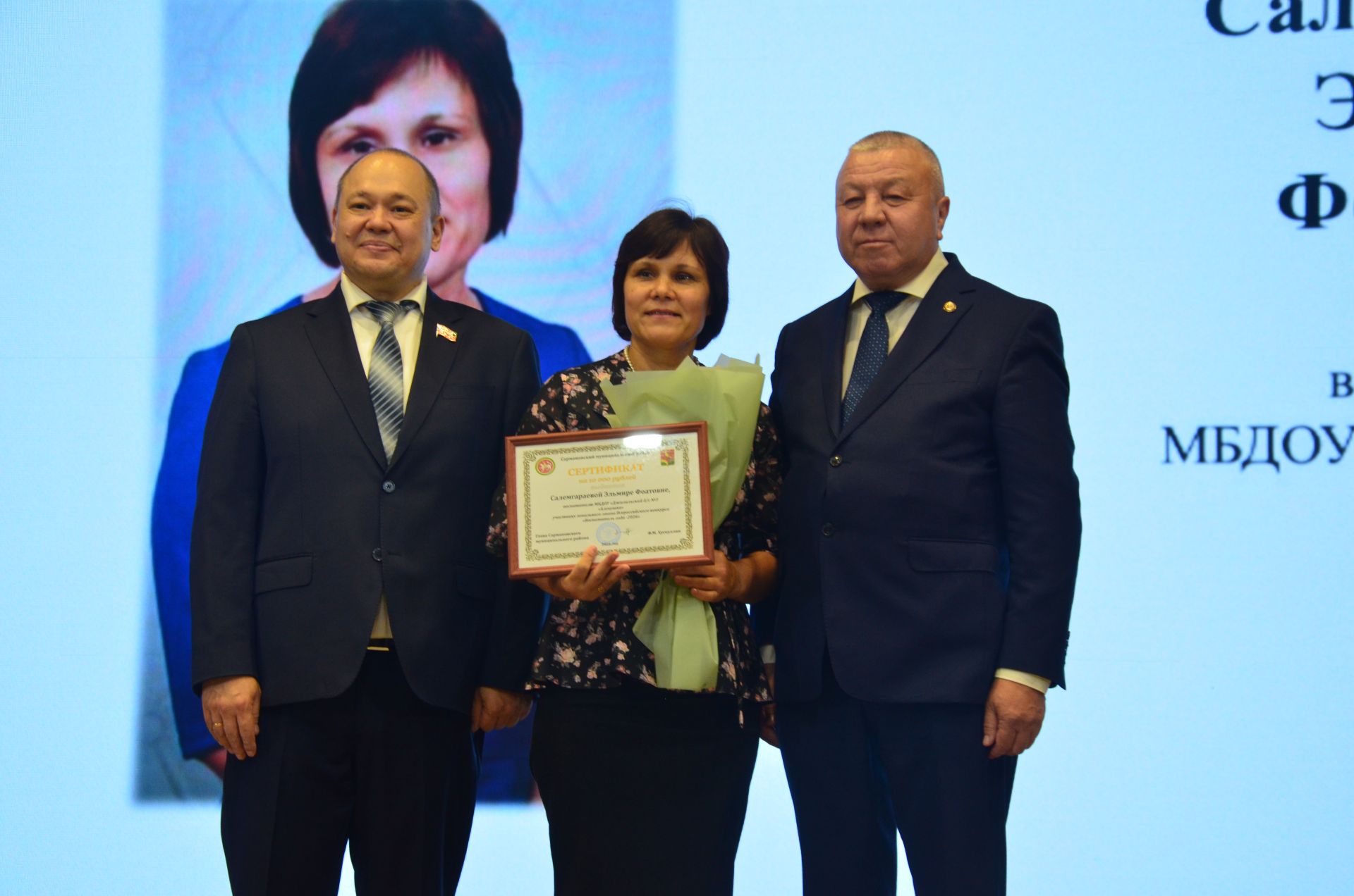 Мәгариф хезмәткәрләре узган елга йомгак ясадылар, яңа уку елына бурычлар билгеләделәр
