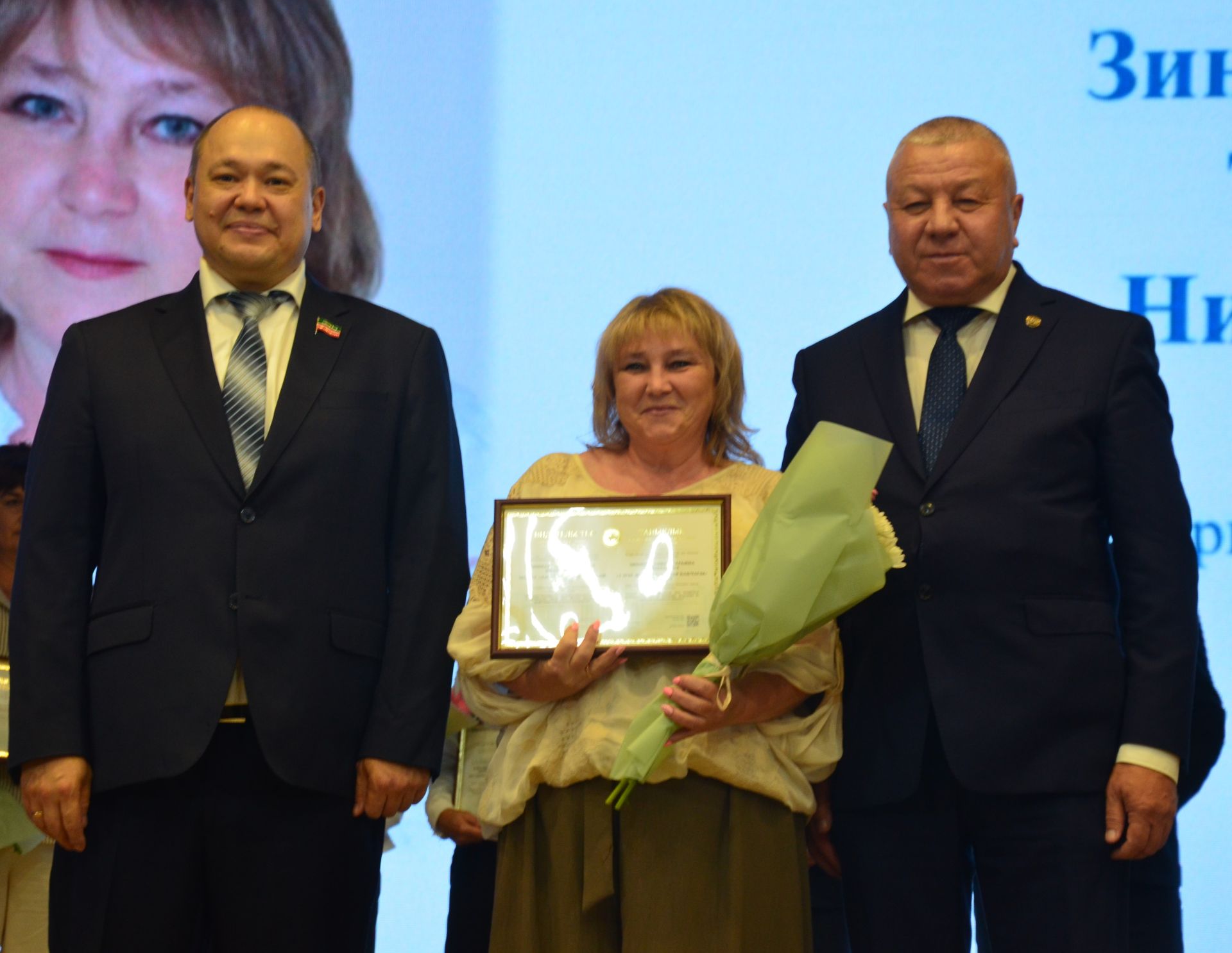 Мәгариф хезмәткәрләре узган елга йомгак ясадылар, яңа уку елына бурычлар билгеләделәр