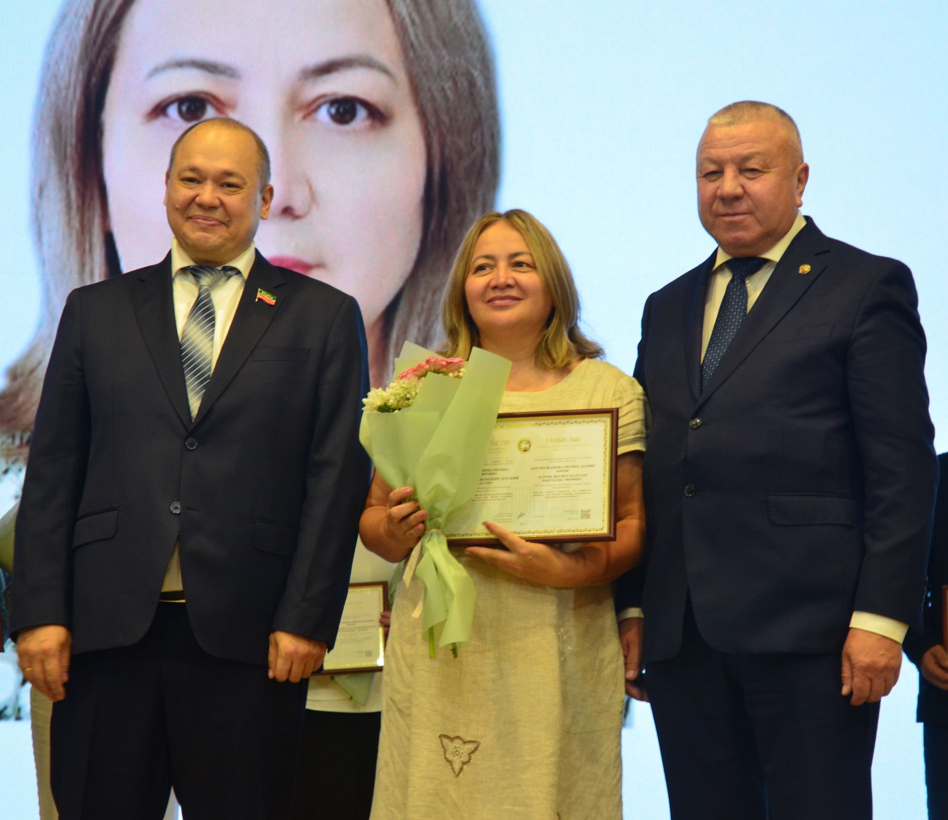 Мәгариф хезмәткәрләре узган елга йомгак ясадылар, яңа уку елына бурычлар билгеләделәр