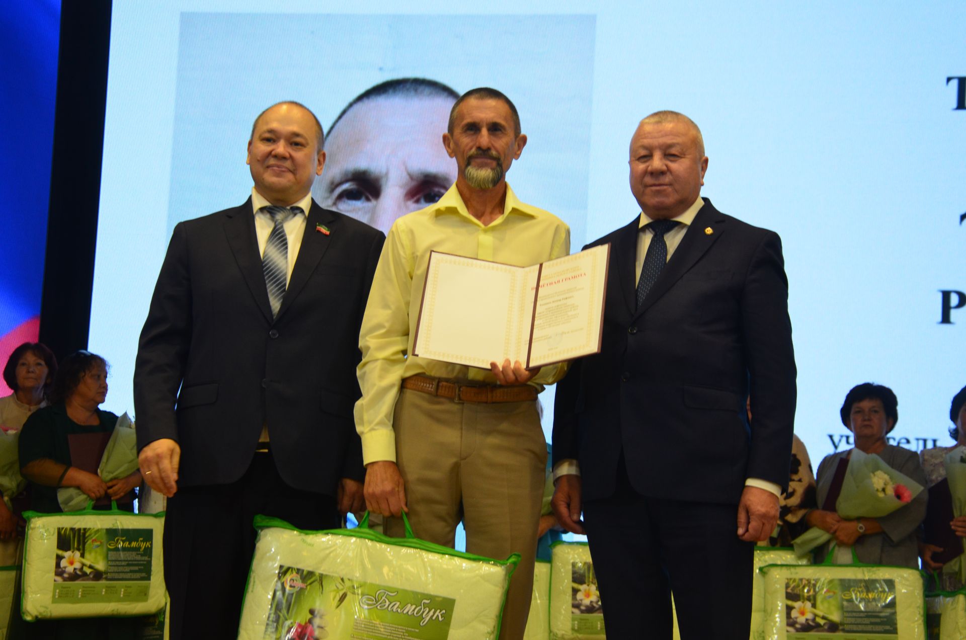 Мәгариф хезмәткәрләре узган елга йомгак ясадылар, яңа уку елына бурычлар билгеләделәр