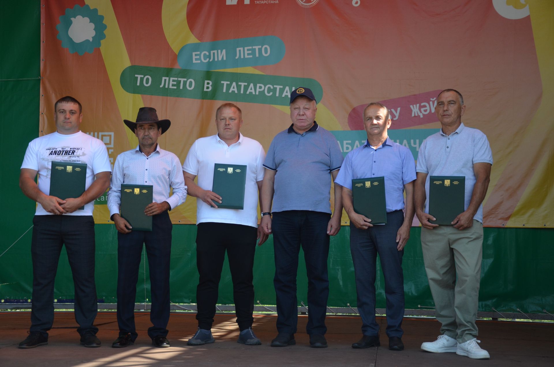 Районда алдынгы төзүчеләр һәм физкультурачылар бүләкләнде