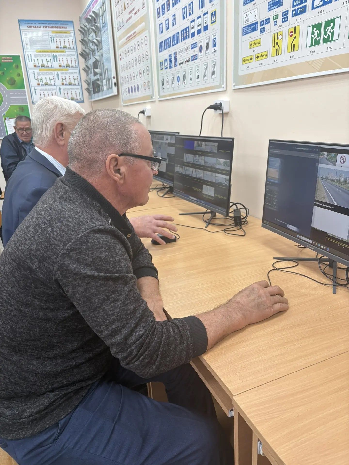 Районда автомобиль йөртүче өлкәннәр ярыштылар