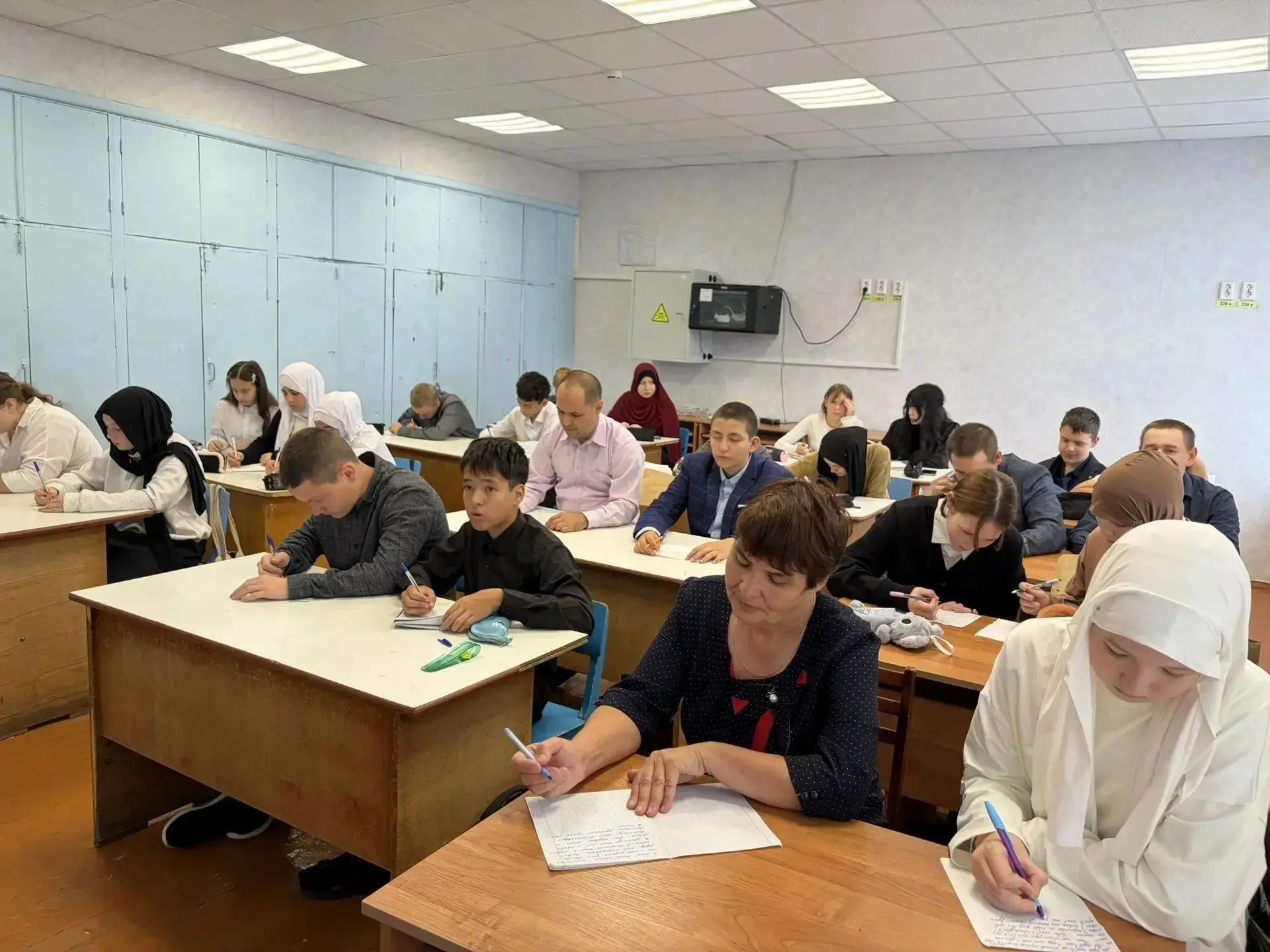 Сарман укучылары «Россия — Халыклар йорты» диктантын язды