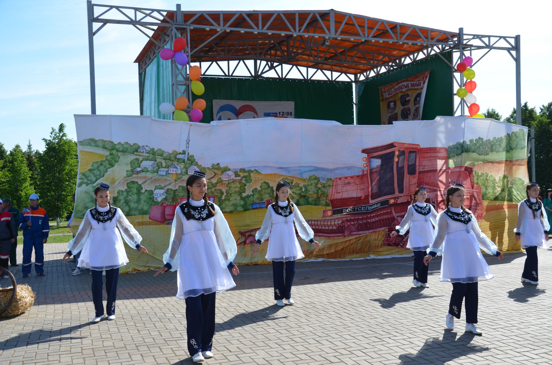 WorldSkills Kazan 2019 Дөнья чемпионаты флагына Сарман гербы беркетелде