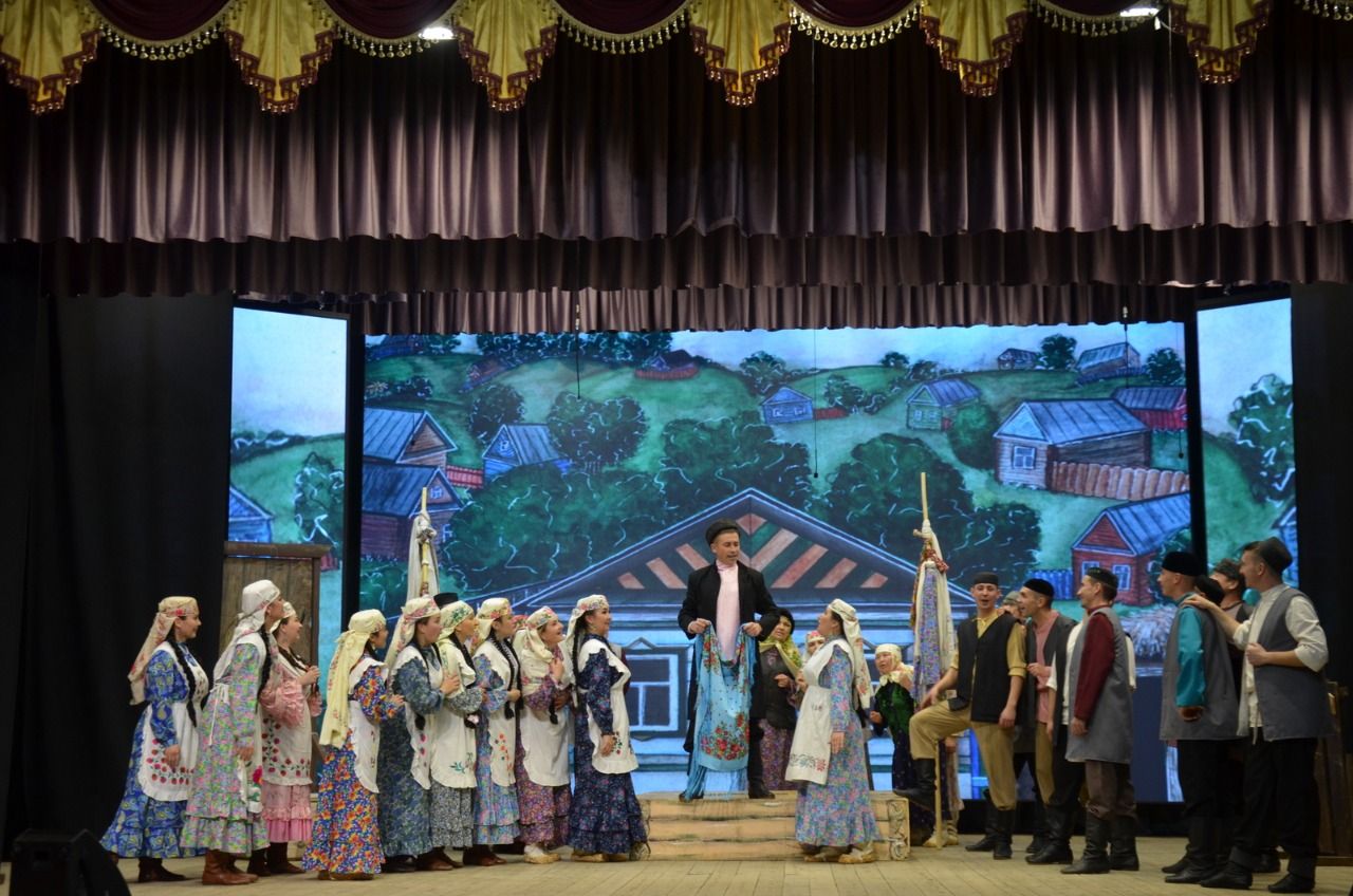 Муслюмовский театр поставил в Сармановском Доме культуры драму «Голубая шаль»
