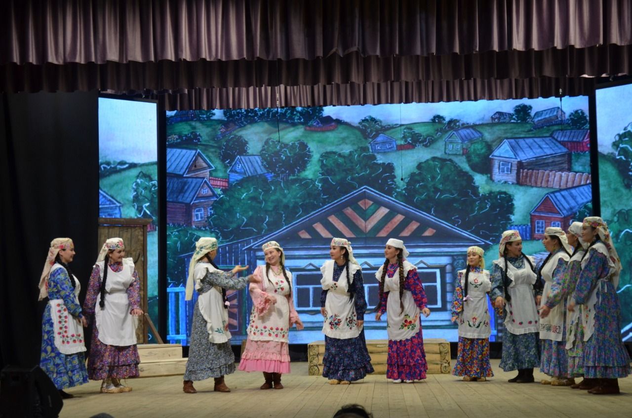 Муслюмовский театр поставил в Сармановском Доме культуры драму «Голубая шаль»