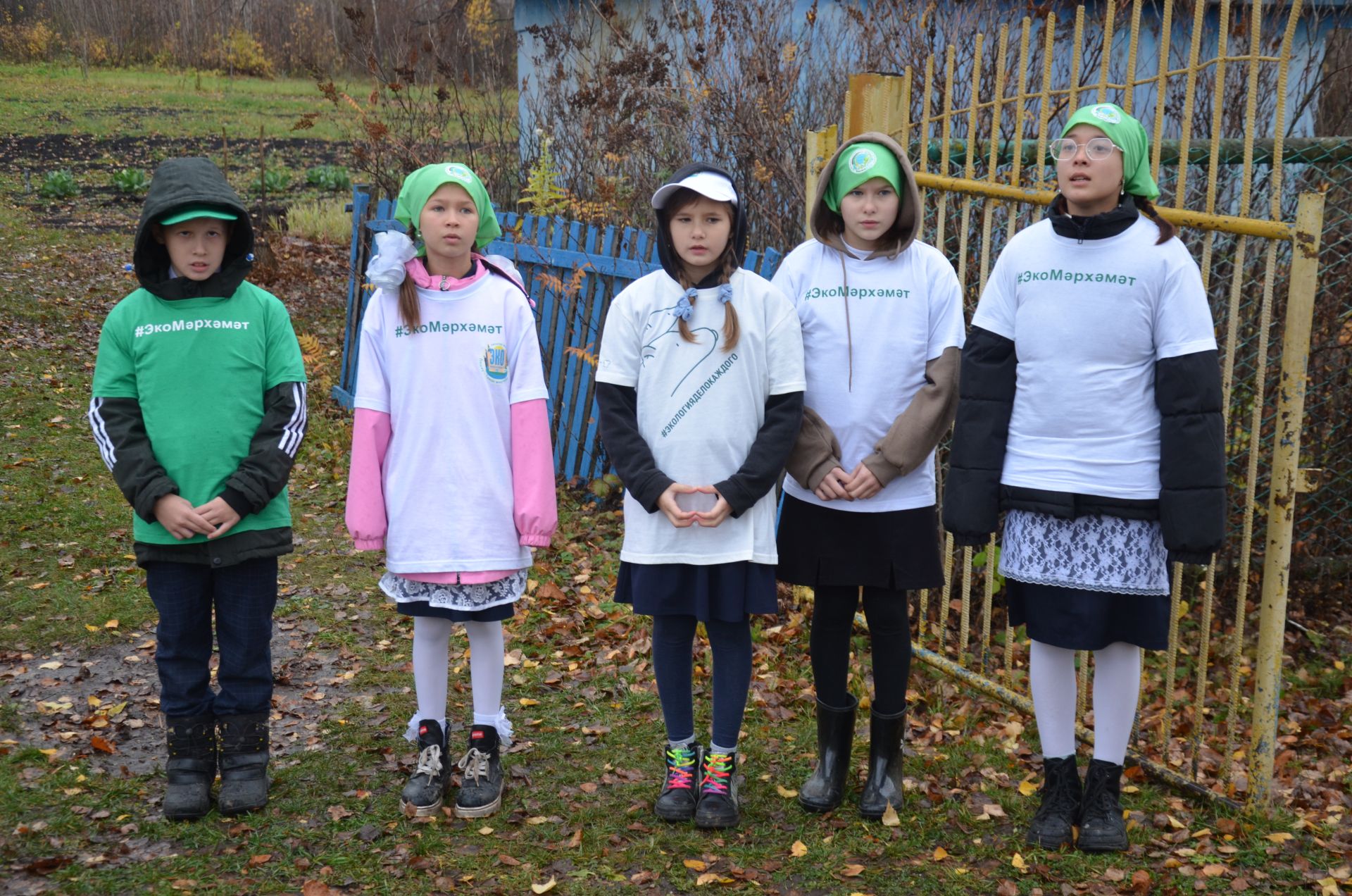 На пришкольном участке Лешев-Тамакской школы состоялась акция по посадке яблонь «Сохраним лес»