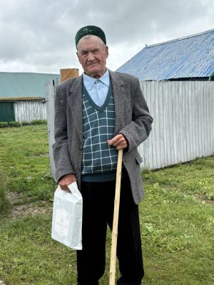 Буралы Чишмәдән Миргаҗәм Әхмәтбаев 95 яшендә дә бакчасында казына