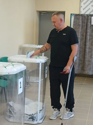 Ветеран сайлауга гаиләсе белән килде