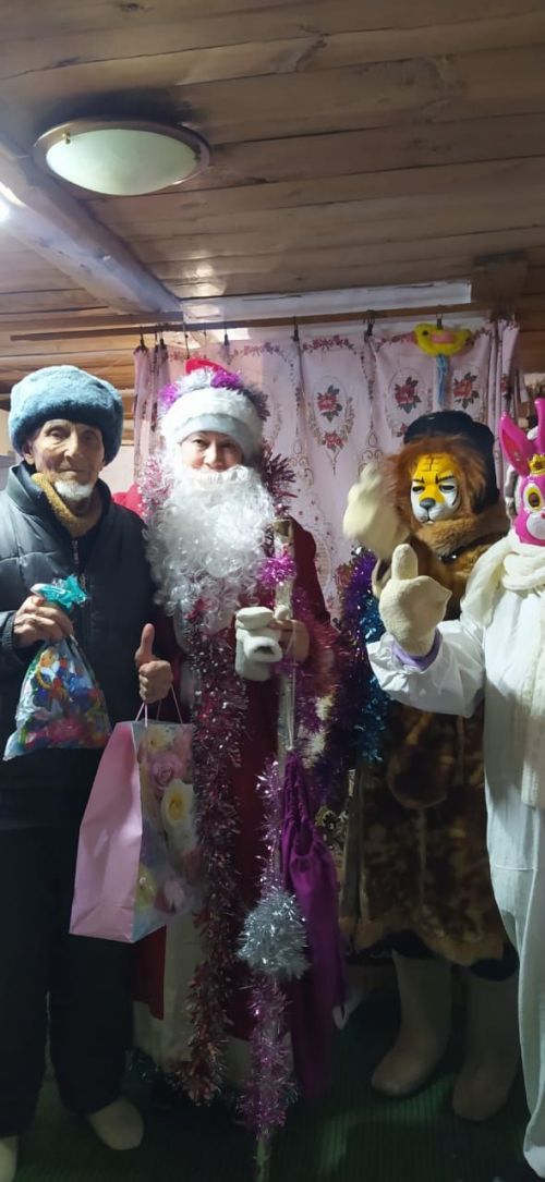 Анаклыларга кунакка Кыш бабай белән Кар кызы килделәр