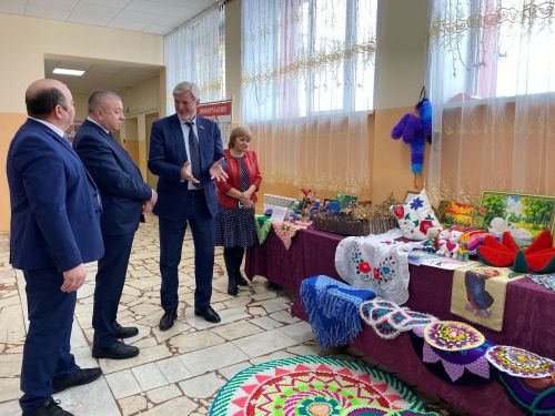 Александровка авыл җирлегендә гармун ясаучылар да, алка-төймә бизәүчеләр дә яши