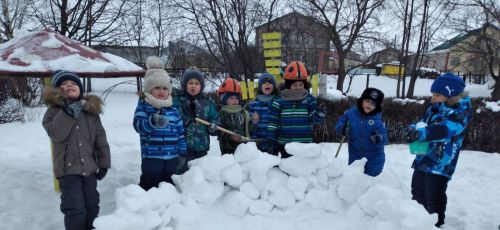 Сарманның «Ләйсән» балалар бакчасында тәрбияләнүчеләр кардан штаб төзиләр