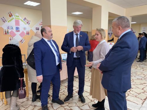 Александровка авыл җирлегендә гармун ясаучылар да, алка-төймә бизәүчеләр дә яши