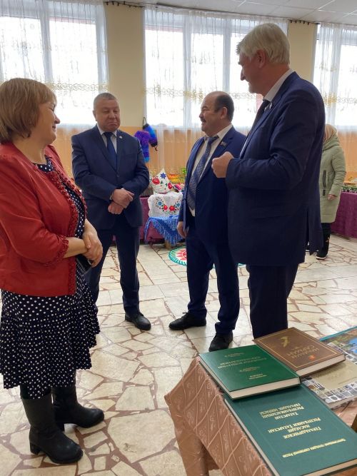 Александровка авыл җирлегендә гармун ясаучылар да, алка-төймә бизәүчеләр дә яши