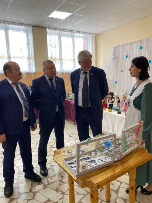 Александровка авыл җирлегендә гармун ясаучылар да, алка-төймә бизәүчеләр дә яши