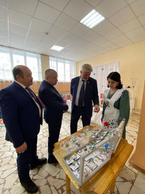 Александровка авыл җирлегендә гармун ясаучылар да, алка-төймә бизәүчеләр дә яши