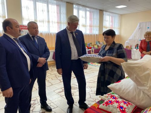 Александровка авыл җирлегендә гармун ясаучылар да, алка-төймә бизәүчеләр дә яши