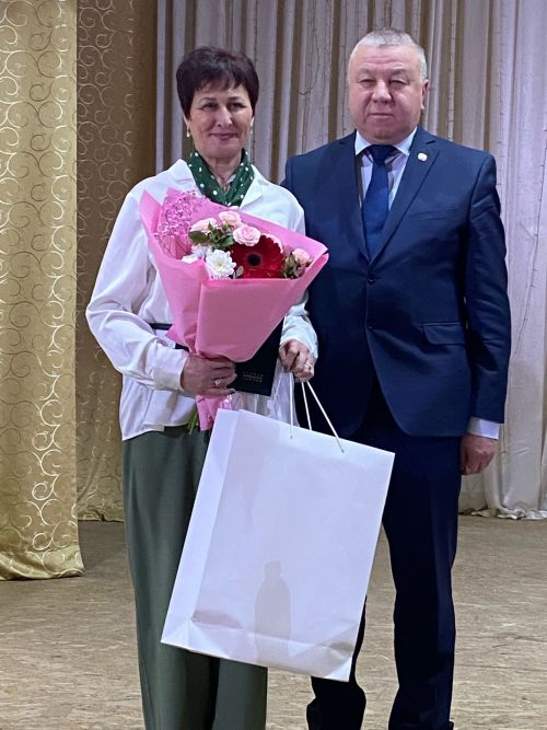 Александровка авыл җирлегендә гармун ясаучылар да, алка-төймә бизәүчеләр дә яши