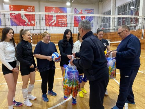 Җирлек башлыгы спортчы кызларны бүләкләде