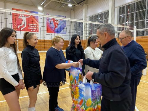 Җирлек башлыгы спортчы кызларны бүләкләде