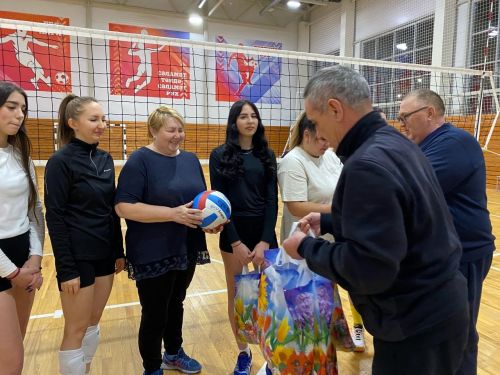 Җирлек башлыгы спортчы кызларны бүләкләде