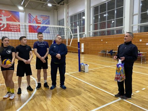 Җирлек башлыгы спортчы кызларны бүләкләде