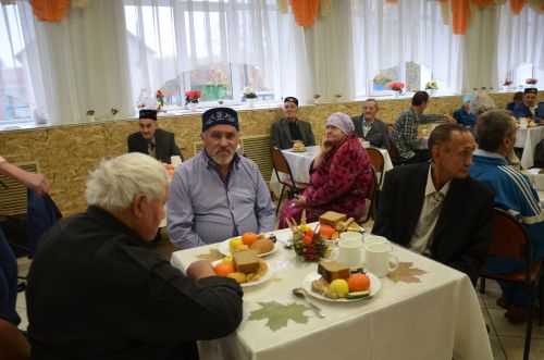 Җәлил картлар һәм инвалидлар йортында Өлкәннәр көне узды