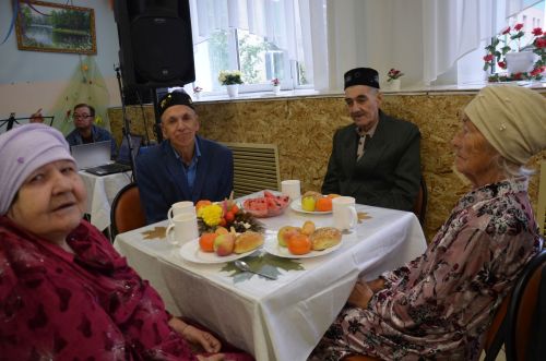Җәлил картлар һәм инвалидлар йортында Өлкәннәр көне узды