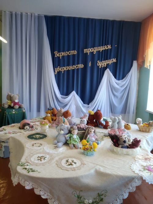 Җәлил осталары татар курчаклары бәйли