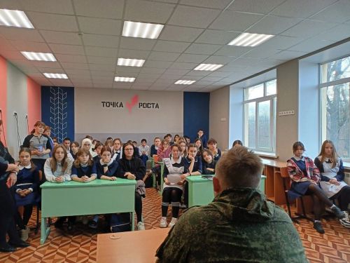Учащиеся Петровскозаводской школы встретились с участником СВО