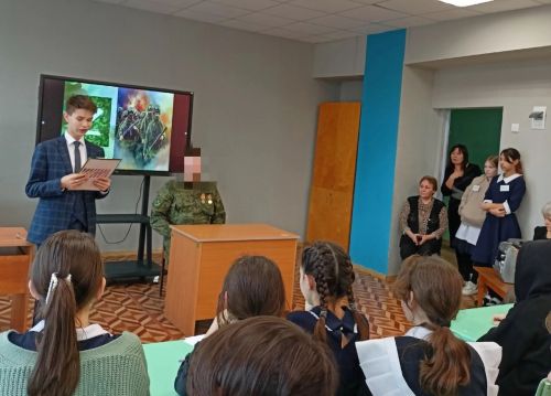 Учащиеся Петровскозаводской школы встретились с участником СВО