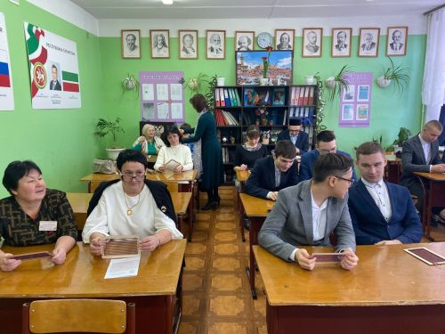 Җәлил укучыларын тукырга өйрәттеләр