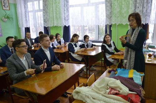 Җәлил укучыларын тукырга өйрәттеләр