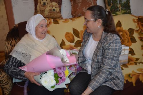 Хөрмәтле китапханәчебез Эльмира Һади кызына 90 яшь тулды