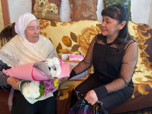 Хөрмәтле китапханәчебез Эльмира Һади кызына 90 яшь тулды
