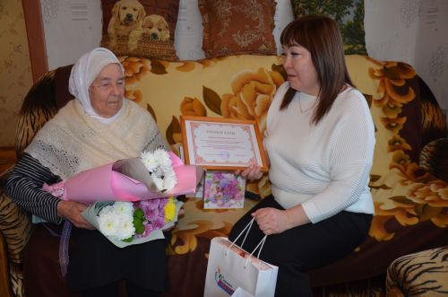 Хөрмәтле китапханәчебез Эльмира Һади кызына 90 яшь тулды
