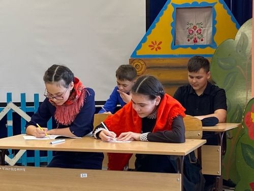 Сарман мәктәбе укучылары театр уйнадылар