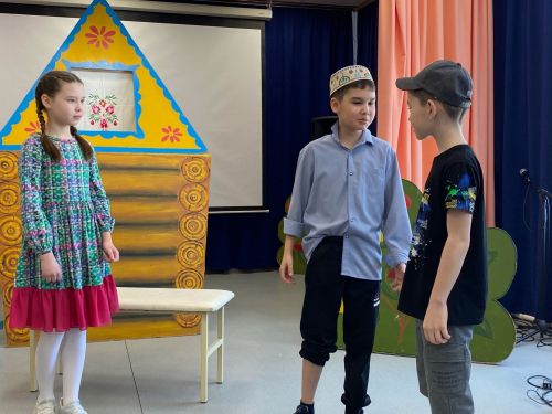 Сарман мәктәбе укучылары театр уйнадылар