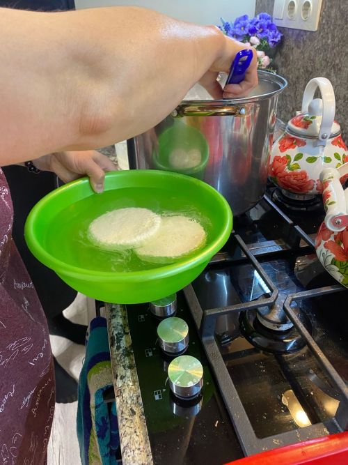 Италия сырларын Тәкермән киленнәре әзерли