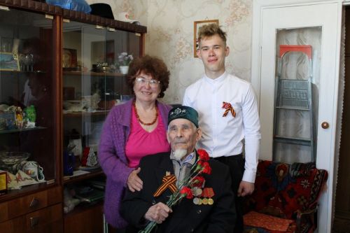 Әнисә апа белән Илназ ветеран янында булдылар