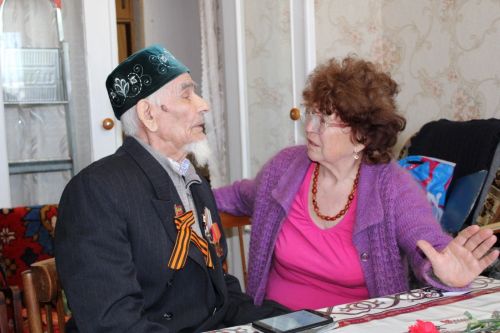 Әнисә апа белән Илназ ветеран янында булдылар